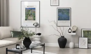 Nowoczesny salon z plakatami Claude'a Moneta, w tym "Lilie wodne" i "Ogród artysty w Giverny". Obrazy malarzy dodają wnętrzu elegancji.