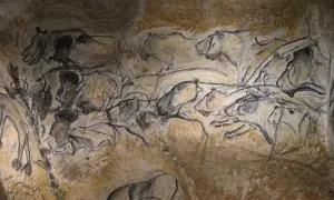 Prehistoryczne malarstwo abstrakcyjne na ścianie jaskini przedstawia dynamiczne sceny z udziałem zwierząt, jakby uchwycone w ruchu.