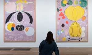 Dwie abstrakcyjne prace Hilmy af Klint, pełne symboli i kolorów, przyciągają wzrok widza.