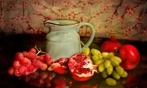 Martwa natura van Gogh: granaty, winogrona i dzbanek na tle kwitnącej wiśni.