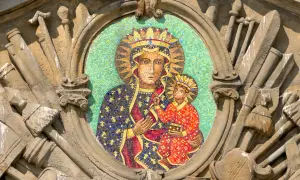 Mozaika Matki Boskiej Częstochowskiej w bogatej sukience rubinowej, otoczona symbolami.