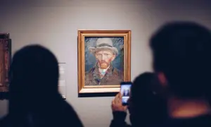 Obraz Van Gogha, ikona sztuki 20 wieku, w muzeum. Ludzie robią zdjęcia telefonami.