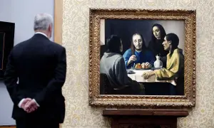 Mężczyzna w garniturze podziwia "Chrystusa w domu Marii i Marty", jeden z wielu wspaniałych **Vermeer obrazy**.