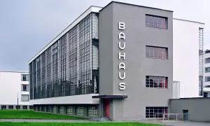 Bauhaus, przykład modernizmu co to. Szklana fasada i proste formy budynku.
