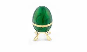 Zielone jajko Fabergé z motywem macek ośmiornicy i napisem "007" na złotym stojaku. Historia tych klejnotów jest fascynująca.