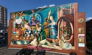 Wielobarwny mural przedstawia surrealistyczną scenę z ludźmi w historycznych strojach, kulami i instrumentami.