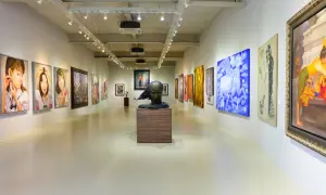 Galeria sztuki z obrazami i rzeźbą, idealne miejsce na inwestowanie w dzieła sztuki.