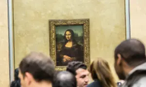 Słynny obraz Mona Lisa da Vinci, otoczony tłumem widzów w muzeum.