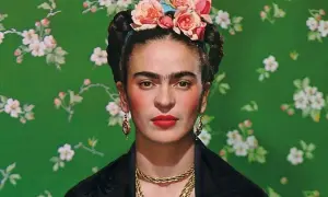 Frida Kahlo, symbol siły mimo niepełnosprawności, w kwiecistej opasce i z wyrazistym spojrzeniem.