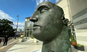 Monumentalna głowa z brązu, jedno z dzieł Igora Mitoraja, góruje nad miejskim placem.