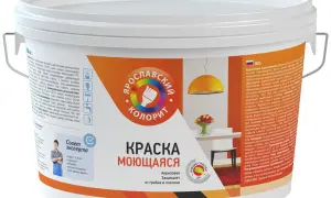 Zaschnięta farba akrylowa na białym wiaderku. Kolorowy napis "ЯРОСЛАВСКИЙ КОЛОРИТ" i "КРАСКА МОЮЩАЯСЯ".
