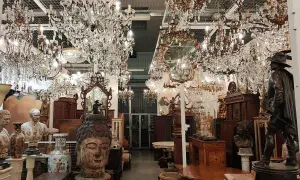 Sklep pełen antyków, kryształowych żyrandoli i rzeźb. To miejsce, gdzie inwestycje w sztukę nabierają blasku i historii.