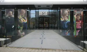 DESA Unicum, jeden z największych domów aukcyjnych w Polsce, prezentuje imponujące obrazy na fasadzie.