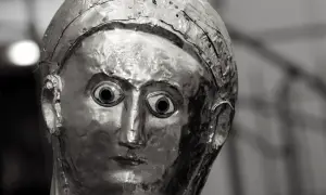 Metalowa maska z wielkimi oczami, przykład sztuki średniowiecza.
