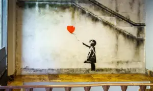 Dziewczynka z balonikiem znaczenie: Banksy'ego dzieło przedstawia dziewczynkę puszczającą czerwony balon w kształcie serca.