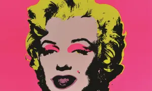 Ikona pop artu Andy Warhol w swoim stylu przedstawia Marilyn Monroe z jaskrawożółtymi włosami i różowym tłem.