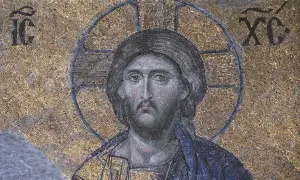 Bizantyjska mozaika przedstawiająca Chrystusa Pantokratora, jeden z najcenniejszych obrazów religijnych, z greckimi inicjałami.