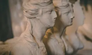 Kamienne popiersia kobiet w antycznym stylu, tworzące rządek. Czy to oryginał, czy kopia?