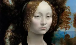 Portret kobiety z kręconymi włosami, przypominający Mona Lisę, na tle tajemniczego krajobrazu.