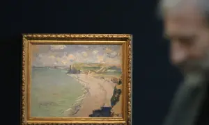 Obraz przedstawia plażę w Pourville, z klifami i morzem w tle. W oddali widać sylwetkę mężczyzny.