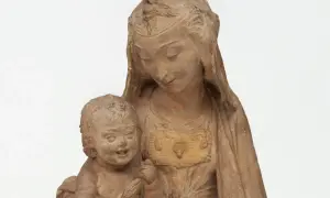 Glina, jakby stworzona przez samego Leonarda da Vinci, ukazuje czuły uścisk Matki Boskiej z Dzieciątkiem.