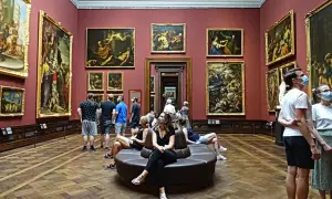 Zwiedzający podziwiający obrazy starych mistrzów w Galerii Obrazów w Dreźnie.