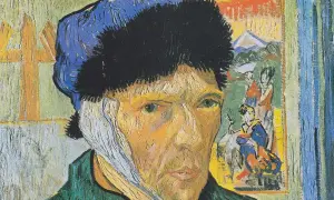 Portret malarza bez ucha, z zabandażowaną głową, w niebieskiej czapce i zielonej kurtce. W tle obraz japoński.