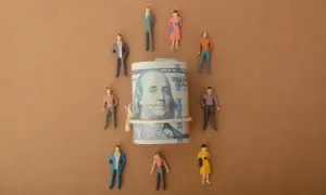 Figurki ludzi otaczają zwinięty banknot stuzłotowy. Symbolizuje to, jak mecenas sztuki wspiera artystów, finansując ich twórczość.