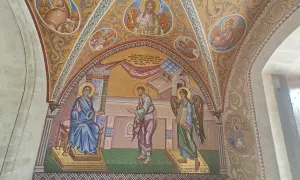 Mozaika przedstawia scenę z życia Maryi i anioła, ozdobiona motywami sztuki sakralnej.