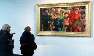 Para zwiedzających podziwia obraz "Ecce Homo" Malczewskiego, najdroższy obraz w historii polskiej sztuki.