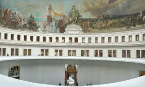Wnętrze Bourse de Commerce w Paryżu, z freskami na kopule i nowoczesną spiralną rampą. Może to być miejsce, gdzie François Pinault prezentuje swoje kolekcje sztuki.