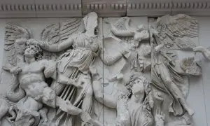 Sztuka starożytnej Grecji: relief przedstawiający walkę bogini Ateny z gigantem.