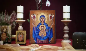 Ikony Matki Bożej i Jezusa, świece, kwiaty i różaniec. Te symbole religijne i ich znaczenie są głęboko zakorzenione w wierze.