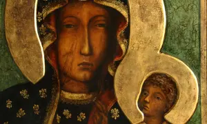 Oblicza Matki Boskiej Częstochowskiej i Dzieciątka Jezus na ikonie. Obecna sukienka Matki Boskiej Częstochowskiej ozdobiona złotymi liliami.