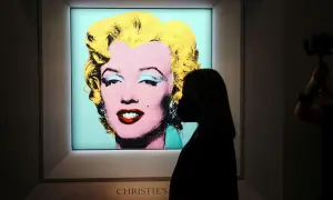Ikona Marilyn Monroe w stylu Andy Warhol, widziana przez sylwetkę kobiety.