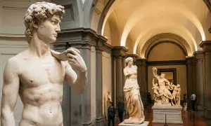 Wielkie marmurowe dzieła sztuki, w tym Dawid i Wenus, prezentują najpiękniejsze rzeźby świata w muzeum.