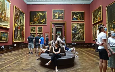 Zwiedzający podziwiający obrazy starych mistrzów w Galerii Obrazów w Dreźnie.