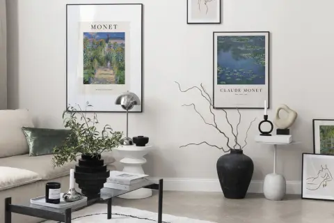 Nowoczesny salon z plakatami Claude'a Moneta, w tym "Lilie wodne" i "Ogród artysty w Giverny". Obrazy malarzy dodają wnętrzu elegancji.