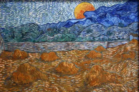 Pole pszenicy z belami siana, rzeka, góry i słońce. To dzieło Vincenta van Gogha, którego imię kojarzy się z tymi barwami.