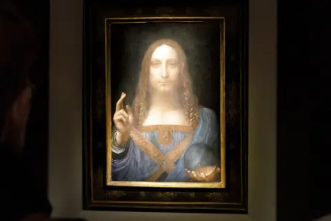 Salvator Mundi, uznawany za najdroższy obraz na świecie, przedstawia Chrystusa błogosławiącego prawą ręką i trzymającego kryształową kulę w lewej.