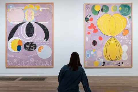 Dwie abstrakcyjne prace Hilmy af Klint, pełne symboli i kolorów, przyciągają wzrok widza.