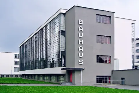 Bauhaus, przykład modernizmu co to. Szklana fasada i proste formy budynku.