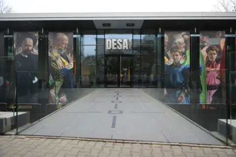 DESA Unicum, jeden z największych domów aukcyjnych w Polsce, prezentuje imponujące obrazy na fasadzie.