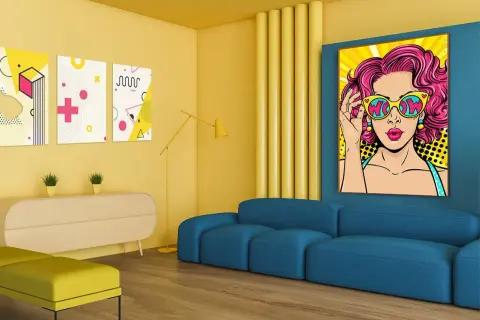 Pop art definicja: żywy obraz kobiety w okularach z napisem "WOW" obok abstrakcyjnych grafik.