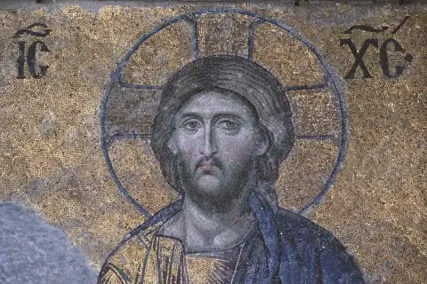 Bizantyjska mozaika przedstawiająca Chrystusa Pantokratora, jeden z najcenniejszych obrazów religijnych, z greckimi inicjałami.