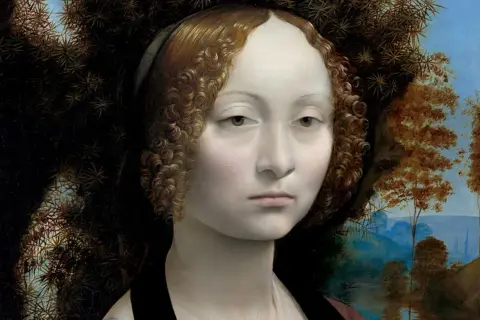 Portret kobiety z kręconymi włosami, przypominający Mona Lisę, na tle tajemniczego krajobrazu.