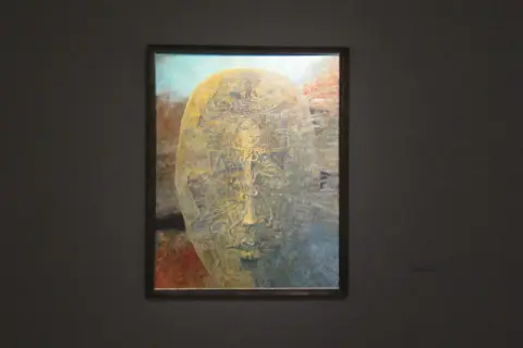 Portret z cyklu "Apokalipsa" Beksińskiego, jego ostatni obraz, emanuje niepokojem i tajemnicą.