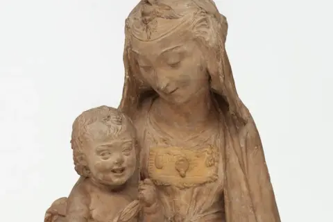 Glina, jakby stworzona przez samego Leonarda da Vinci, ukazuje czuły uścisk Matki Boskiej z Dzieciątkiem.