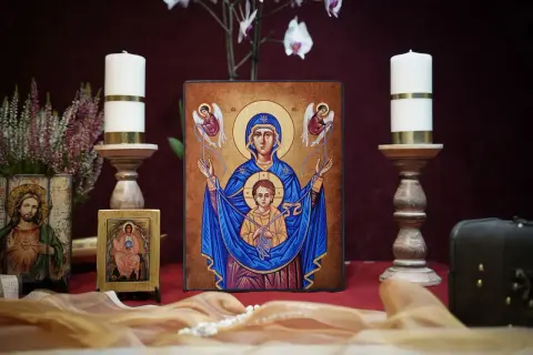 Ikony Matki Bożej i Jezusa, świece, kwiaty i różaniec. Te symbole religijne i ich znaczenie są głęboko zakorzenione w wierze.