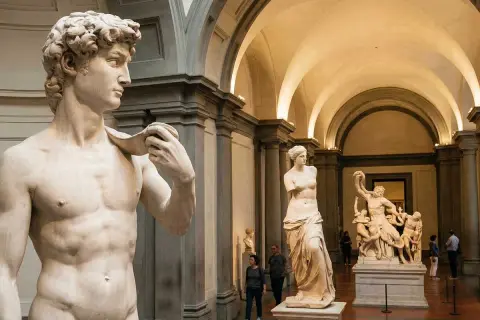 Wielkie marmurowe dzieła sztuki, w tym Dawid i Wenus, prezentują najpiękniejsze rzeźby świata w muzeum.